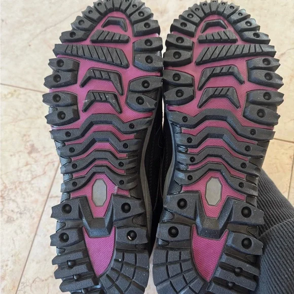 Black and Pink Winter Shoes with Fur Lining - Picture 4 of 4